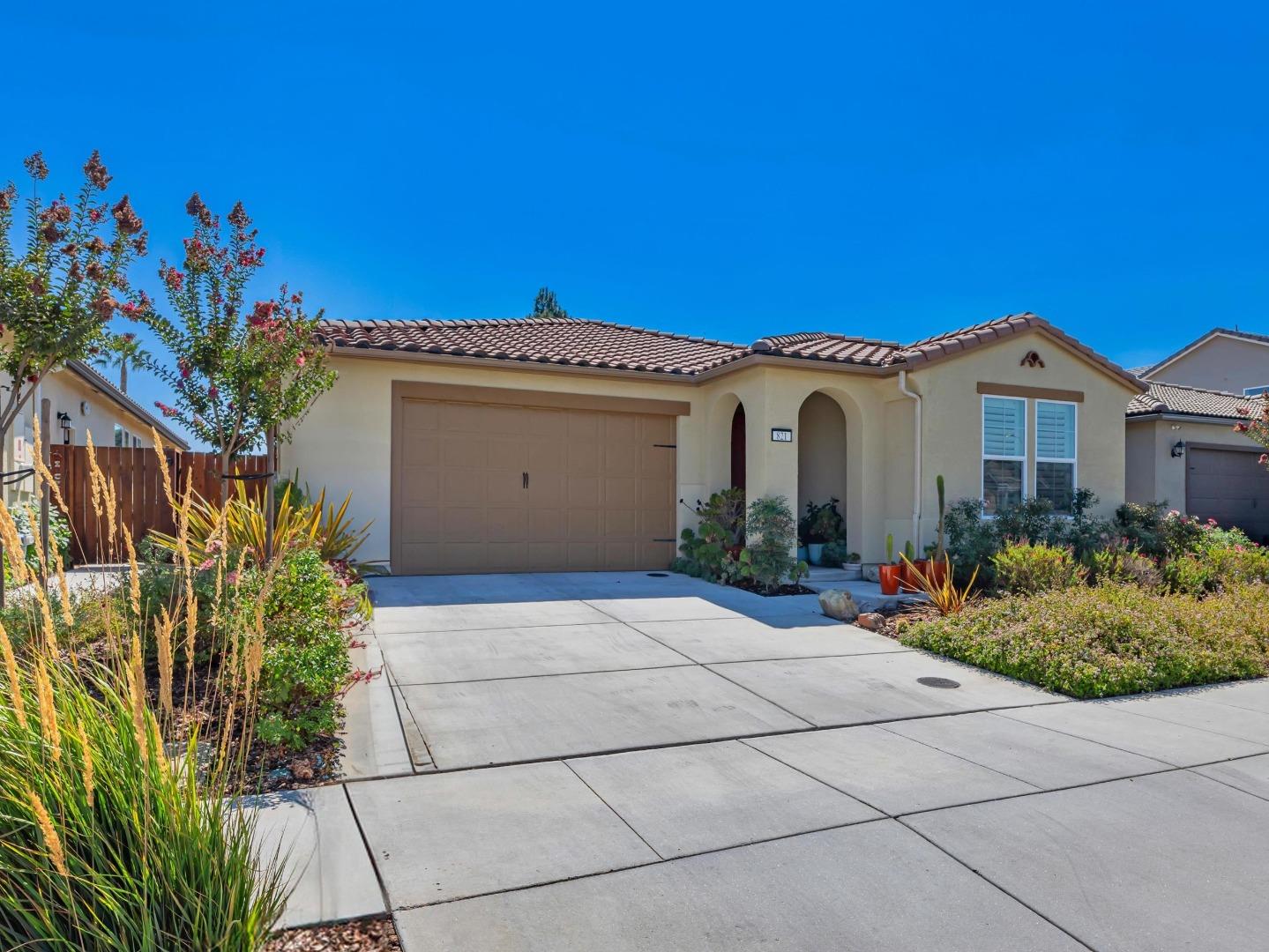 Detail Gallery Image 1 of 43 For 821 Cordoba Way, Hollister,  CA 95023 - 3 Beds | 2/1 Baths