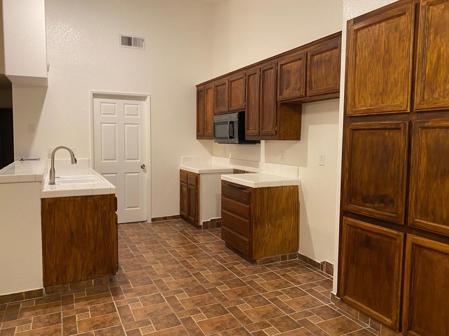 Detail Gallery Image 6 of 40 For 731 Champagne Ct, Los Banos,  CA 93635 - 4 Beds | 2 Baths