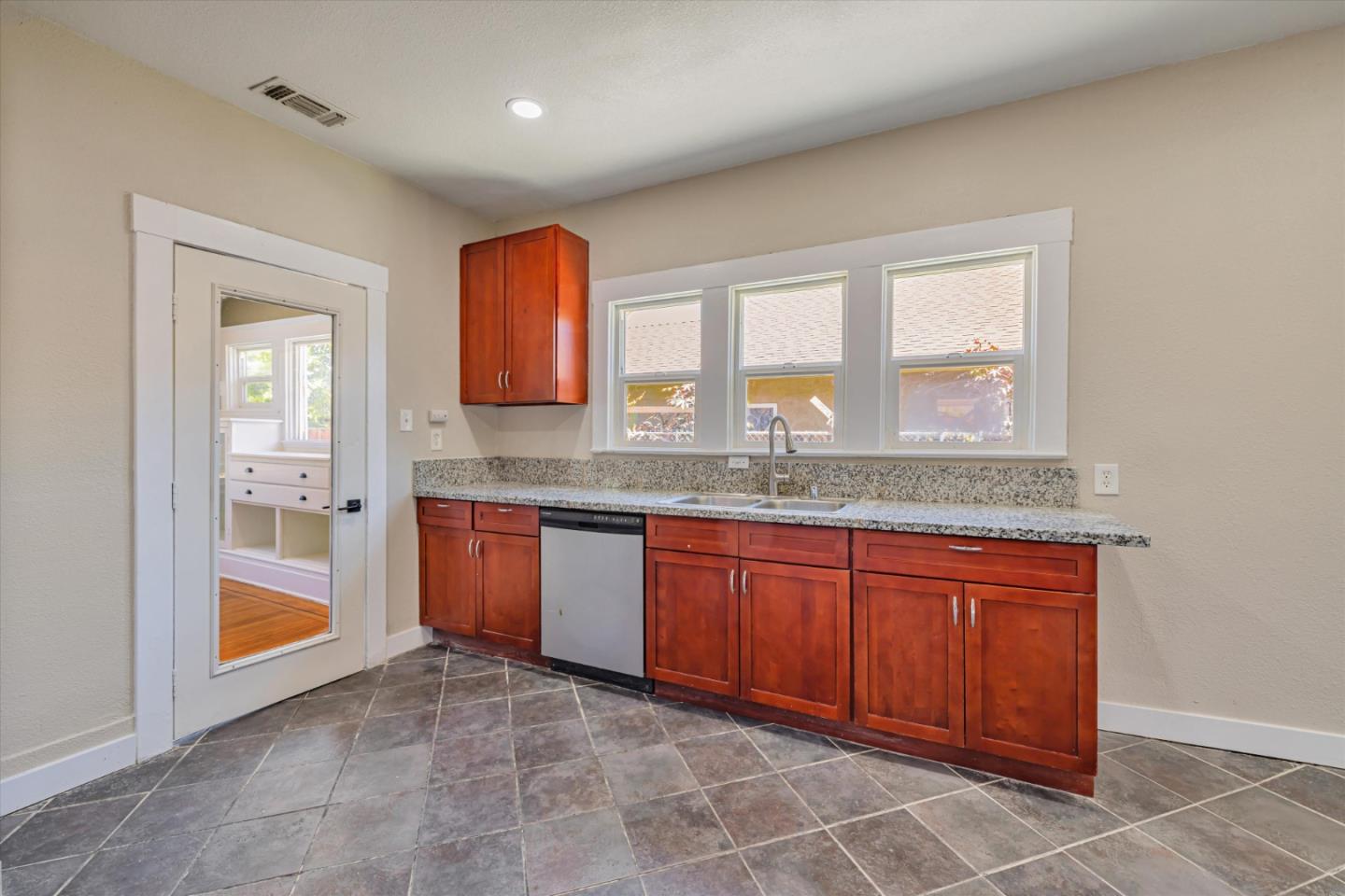 Detail Gallery Image 14 of 32 For 4648 12th Ave, Sacramento,  CA 95820 - 2 Beds | 1 Baths