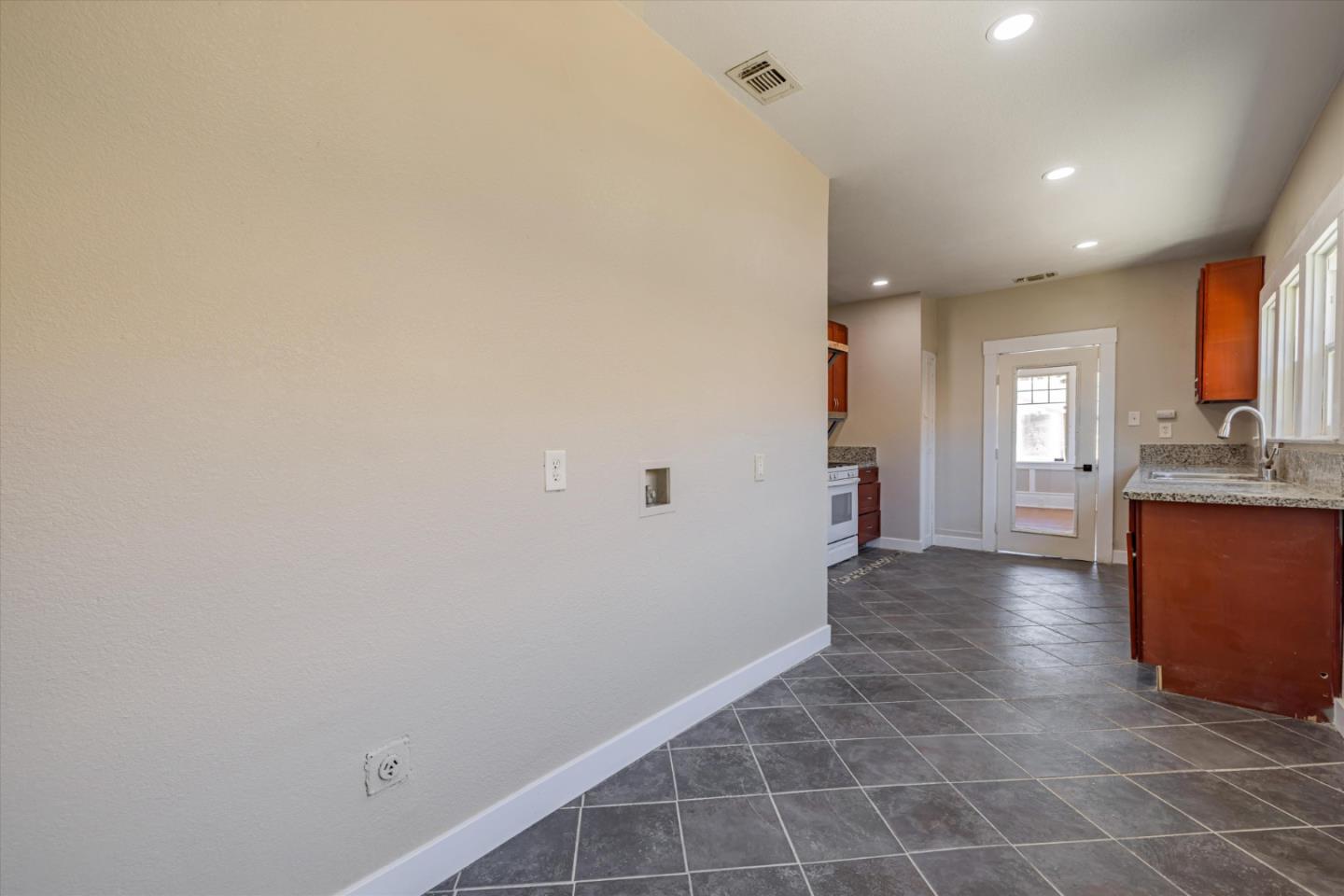 Detail Gallery Image 16 of 32 For 4648 12th Ave, Sacramento,  CA 95820 - 2 Beds | 1 Baths