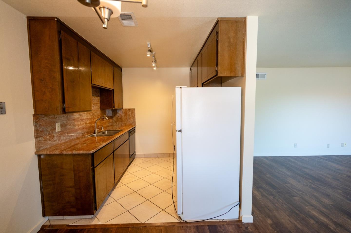 Detail Gallery Image 7 of 25 For 1576 Ontario Dr #16,  Sunnyvale,  CA 94087 - 2 Beds | 1 Baths