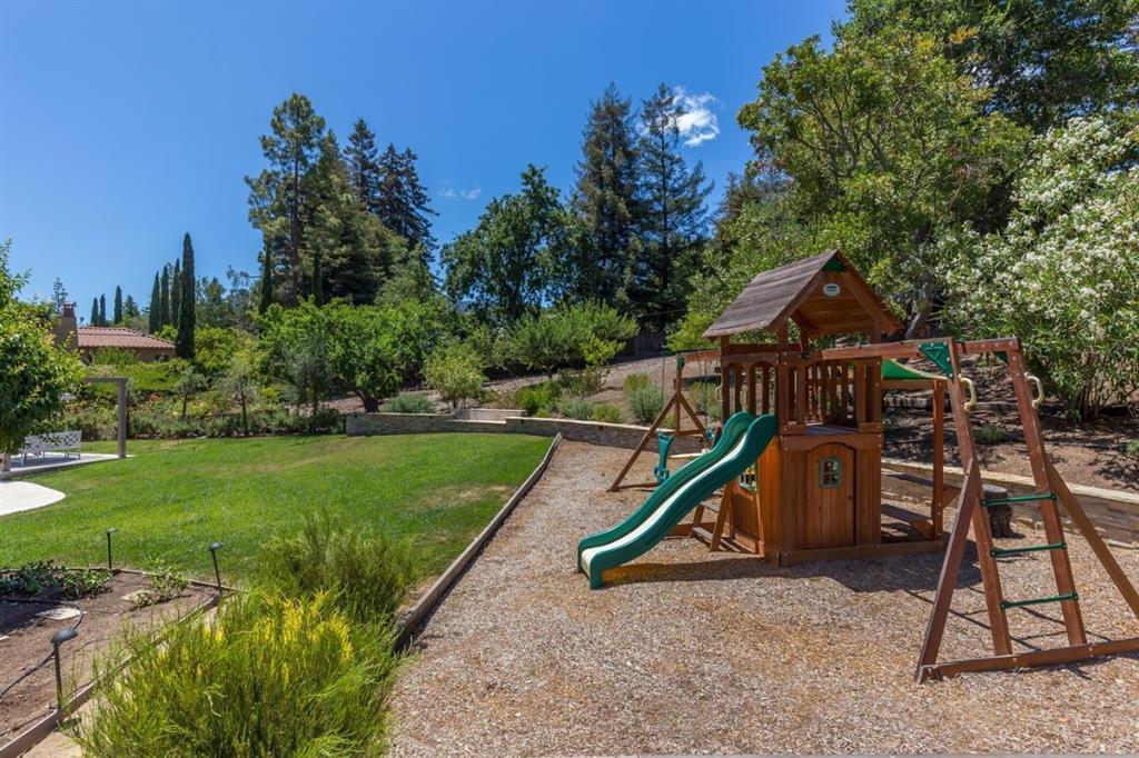 Detail Gallery Image 25 of 29 For 26636 Altamont, Los Altos Hills,  CA 94022 - 5 Beds | 3/1 Baths