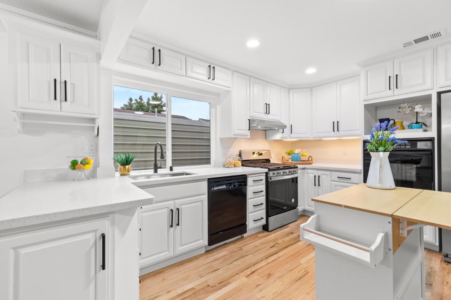 Detail Gallery Image 5 of 43 For 279 Vineyard Dr, San Jose,  CA 95119 - 4 Beds | 2/1 Baths