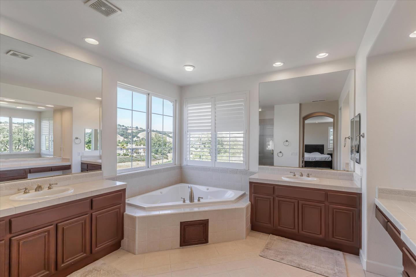 Detail Gallery Image 39 of 68 For 2460 Muirfield Way, Gilroy,  CA 95020 - 5 Beds | 4/1 Baths