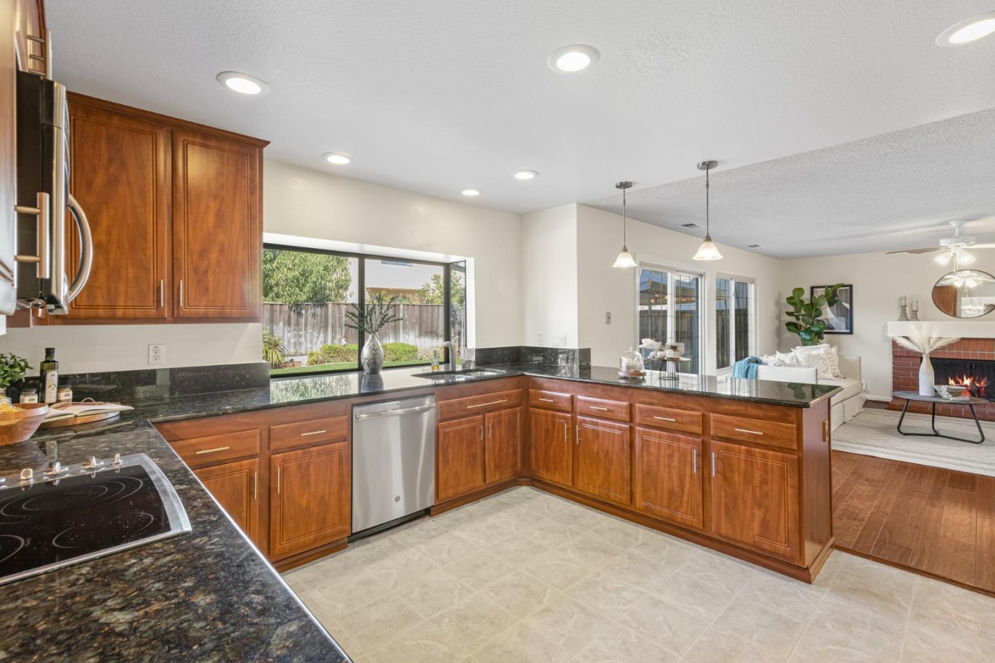 Detail Gallery Image 14 of 43 For 5245 Rio Lobo Dr, San Jose,  CA 95136 - 4 Beds | 2/1 Baths