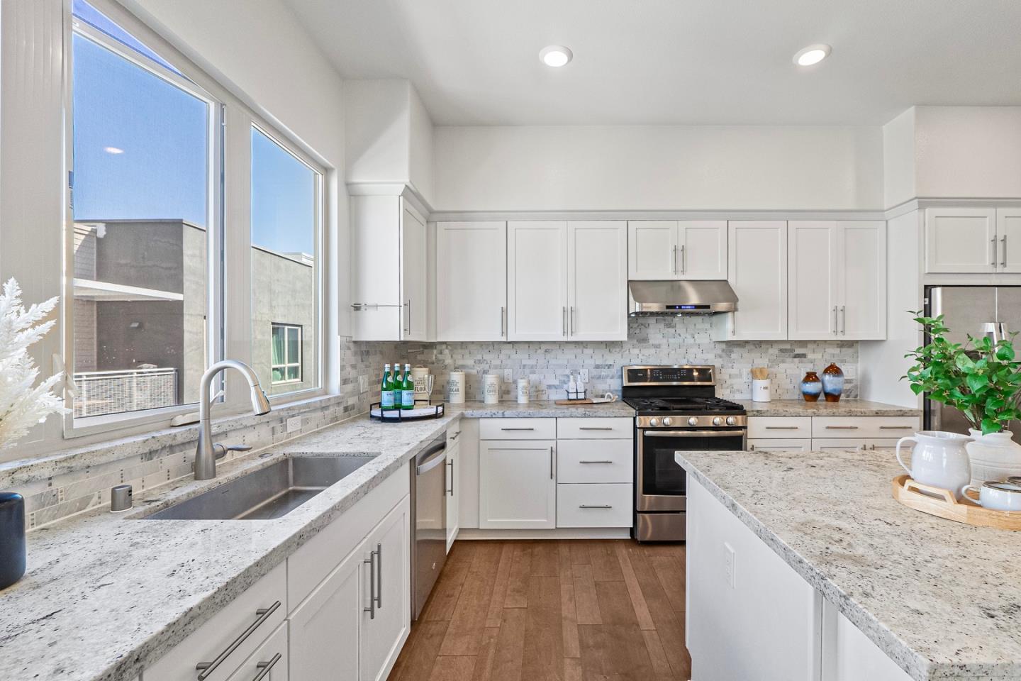 Detail Gallery Image 3 of 41 For 320 Riesling Ave #31,  Milpitas,  CA 95035 - 3 Beds | 2/1 Baths