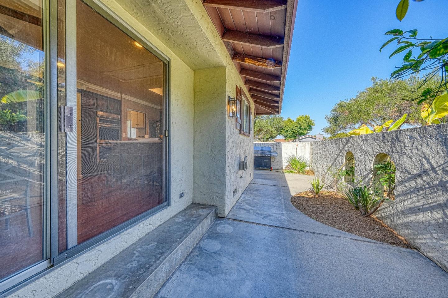 Detail Gallery Image 15 of 16 For 20090 Portola Dr, Salinas,  CA 93908 - 2 Beds | 2/1 Baths