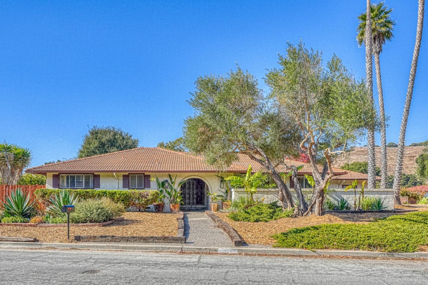 Detail Gallery Image 2 of 22 For 20090 Portola Dr, Salinas,  CA 93908 - 2 Beds | 2/1 Baths
