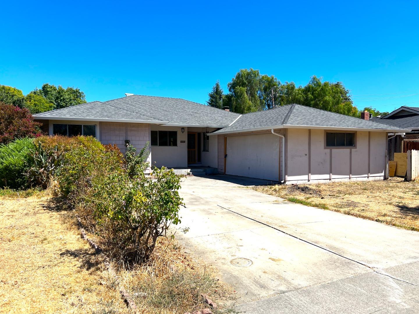 Detail Gallery Image 1 of 30 For 3004 Vistamont Dr, San Jose,  CA 95118 - 4 Beds | 2 Baths