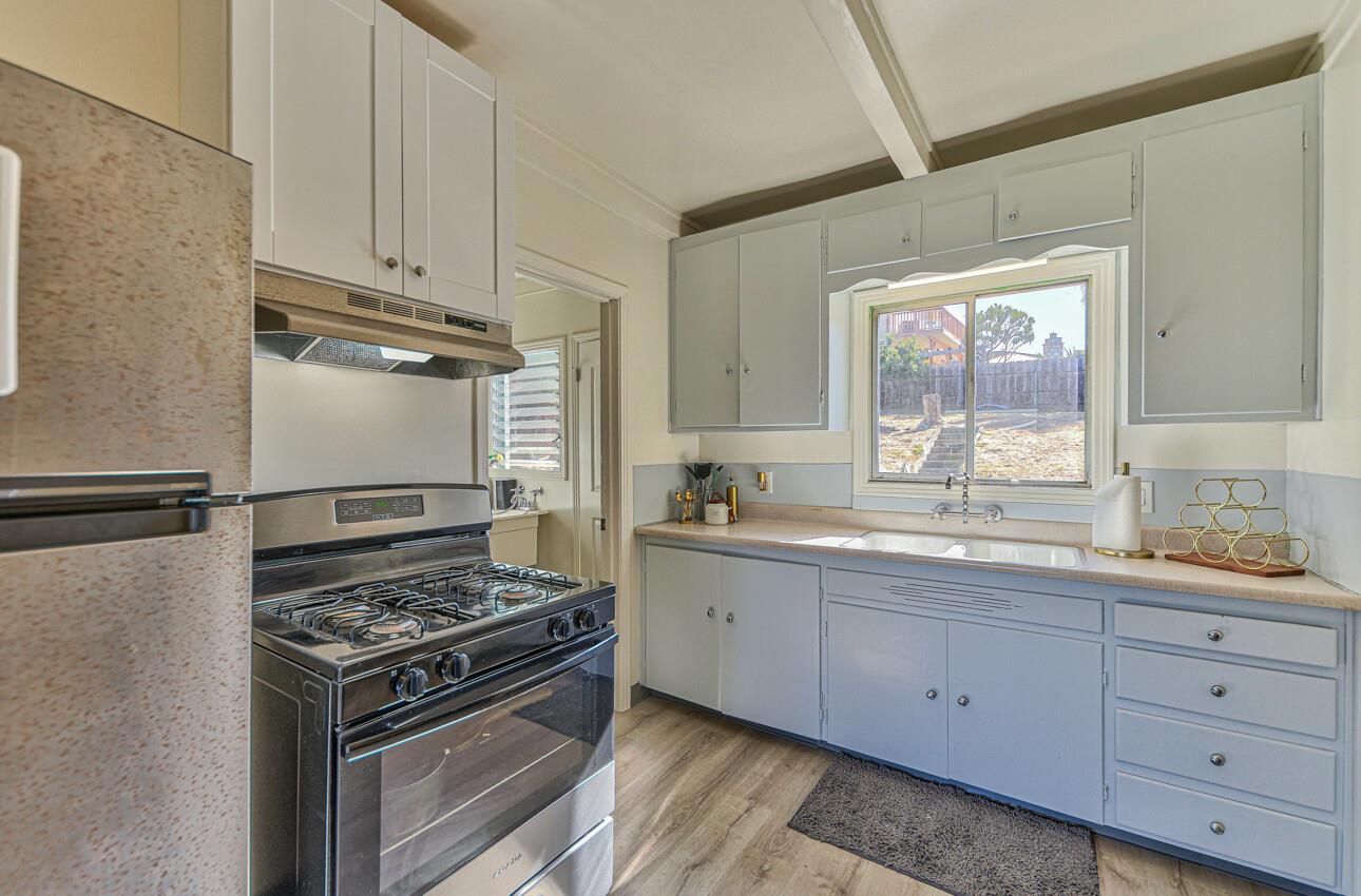 Detail Gallery Image 7 of 20 For 1092 Highland St, Seaside,  CA 93955 - 2 Beds | 1 Baths