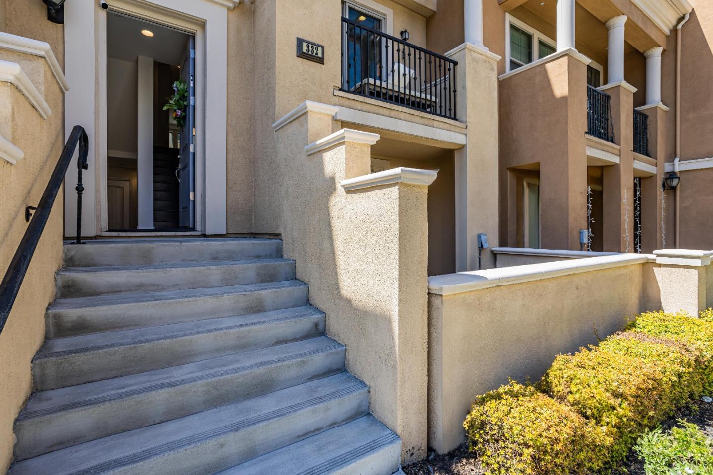 Detail Gallery Image 4 of 47 For 332 Expedition Ln, Milpitas,  CA 95035 - 3 Beds | 3/1 Baths