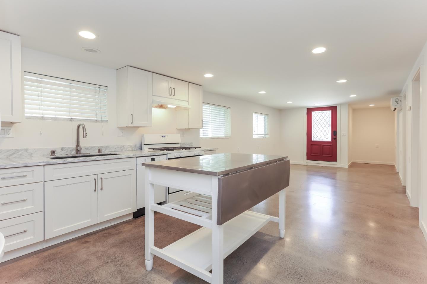Detail Gallery Image 1 of 26 For 1432 12th St #B,  Oakland,  CA 94607 - 3 Beds | 2 Baths