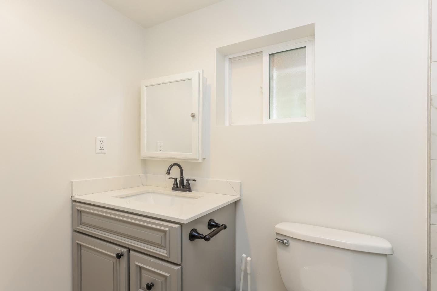 1432 12th Street # B, Oakland, California 94607, 3 Bedrooms Bedrooms, ,2 BathroomsBathrooms,Residential Lease,For Rent,1432 12th Street # B,ML81978710