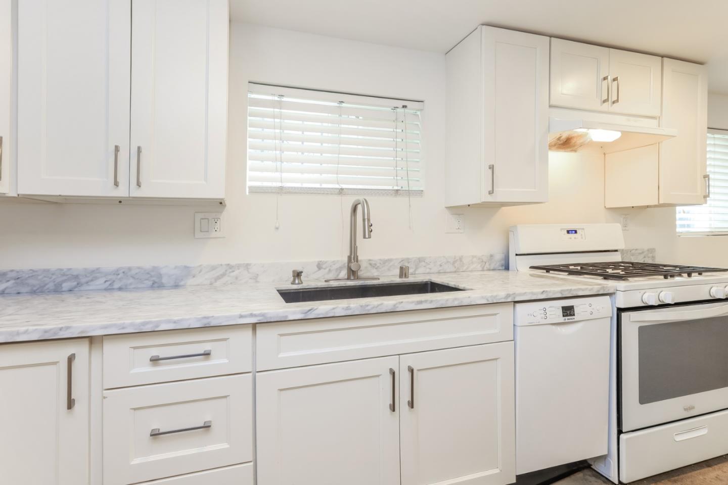 Detail Gallery Image 9 of 26 For 1432 12th St #B,  Oakland,  CA 94607 - 3 Beds | 2 Baths
