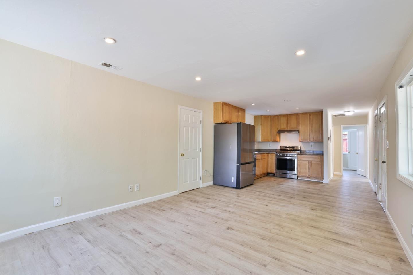 Detail Gallery Image 10 of 26 For 806 Muender Ave, Sunnyvale,  CA 94086 - 3 Beds | 2/1 Baths