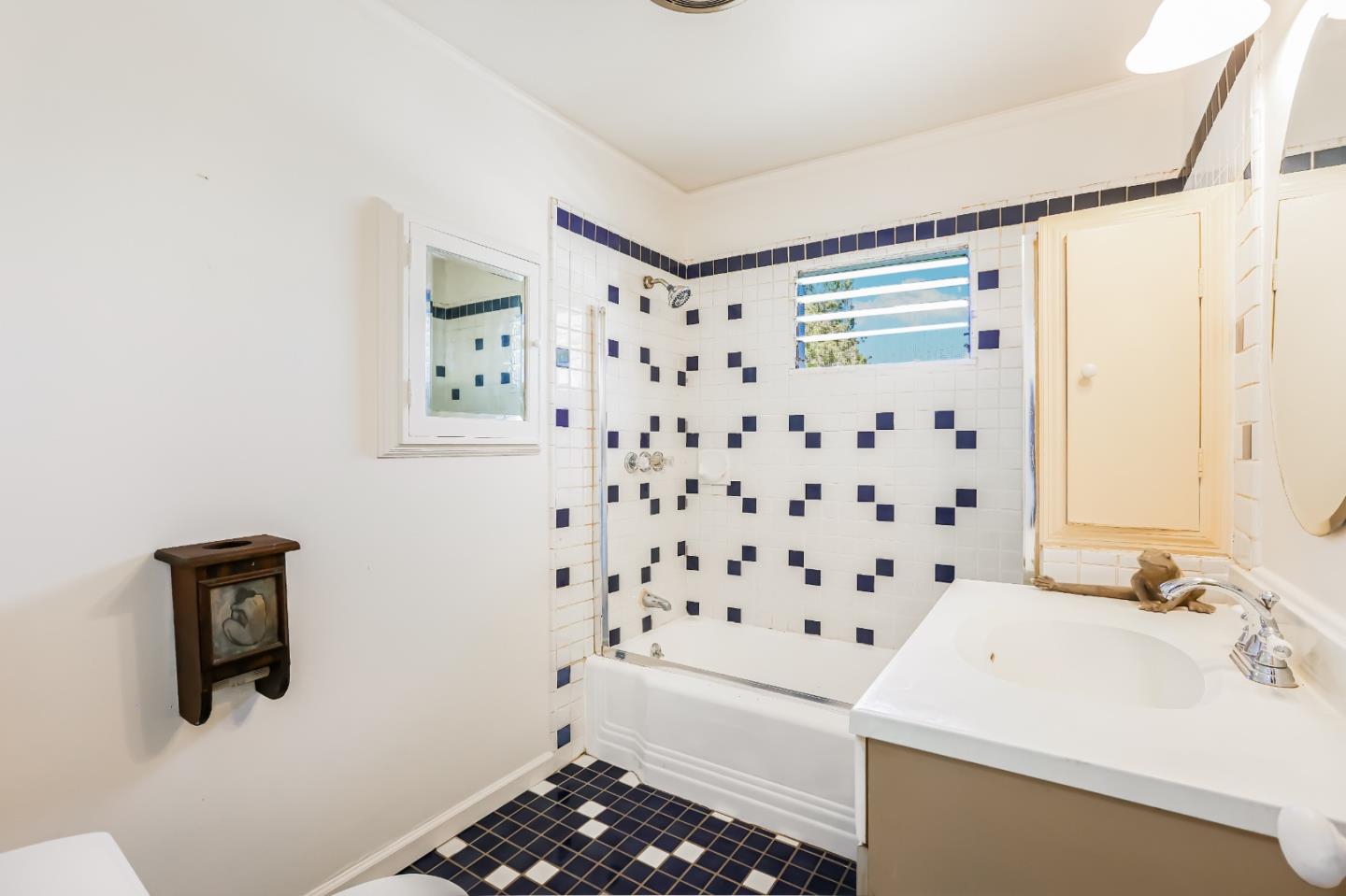 Detail Gallery Image 21 of 38 For 1318 Magnolia Ave, San Carlos,  CA 94070 - 3 Beds | 1/1 Baths