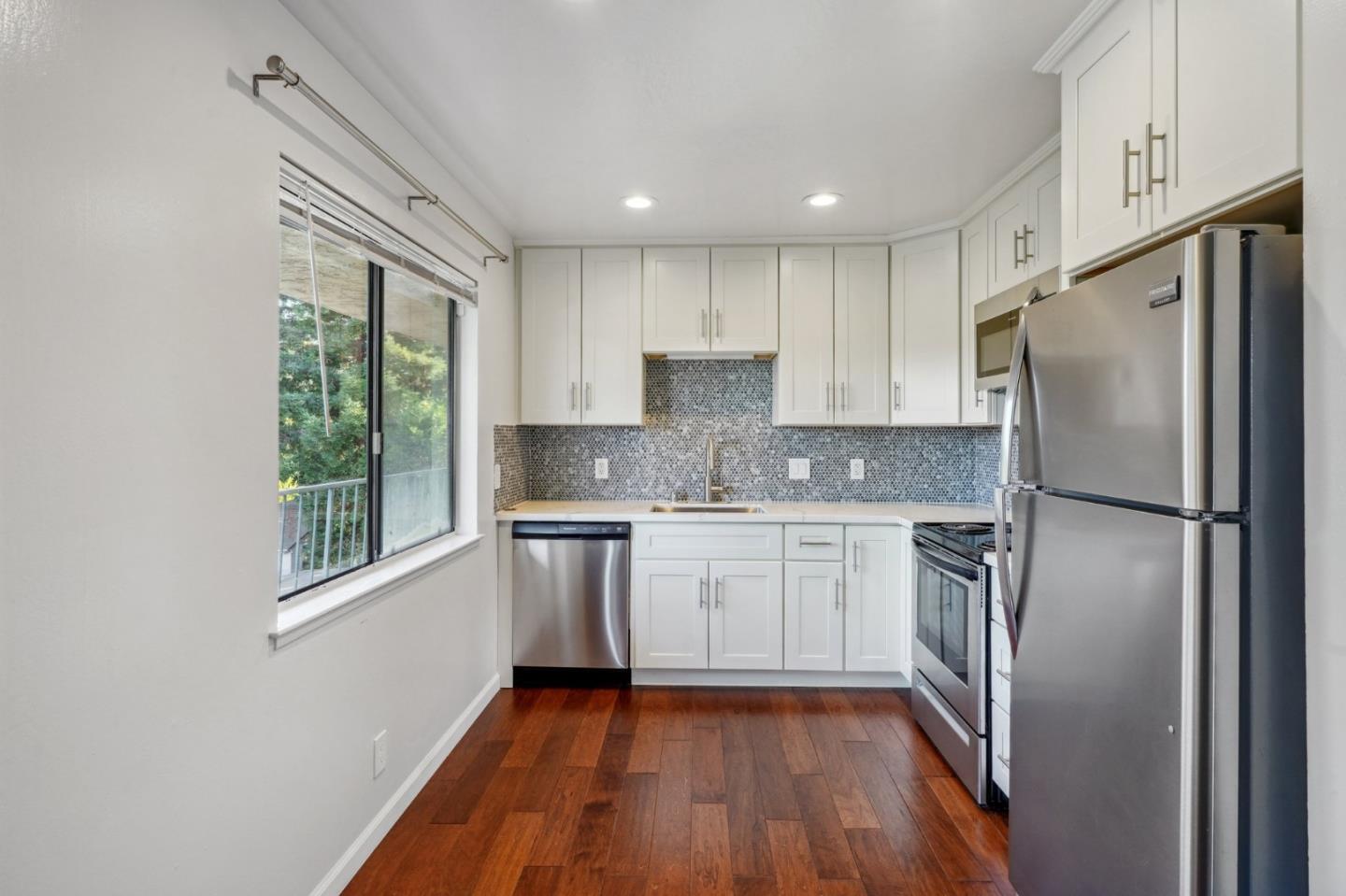 Detail Gallery Image 5 of 25 For 2824 Marlborough Ave #3,  Redwood City,  CA 94063 - 2 Beds | 1 Baths