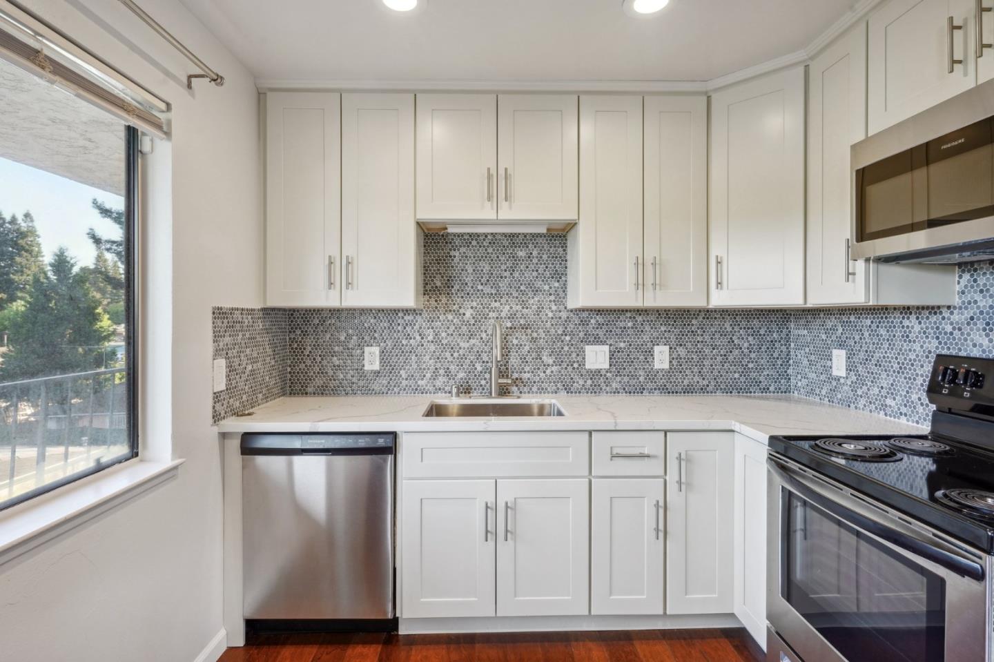 Detail Gallery Image 6 of 25 For 2824 Marlborough Ave #3,  Redwood City,  CA 94063 - 2 Beds | 1 Baths