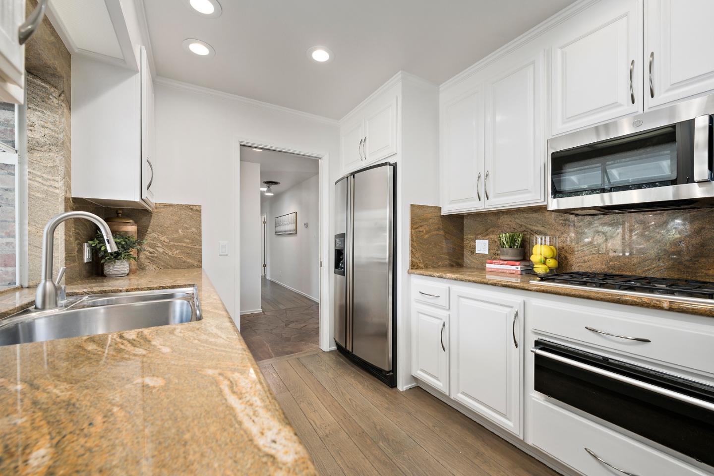 Detail Gallery Image 10 of 33 For 2050 Madelaine Ct, Los Altos,  CA 94024 - 3 Beds | 2/1 Baths