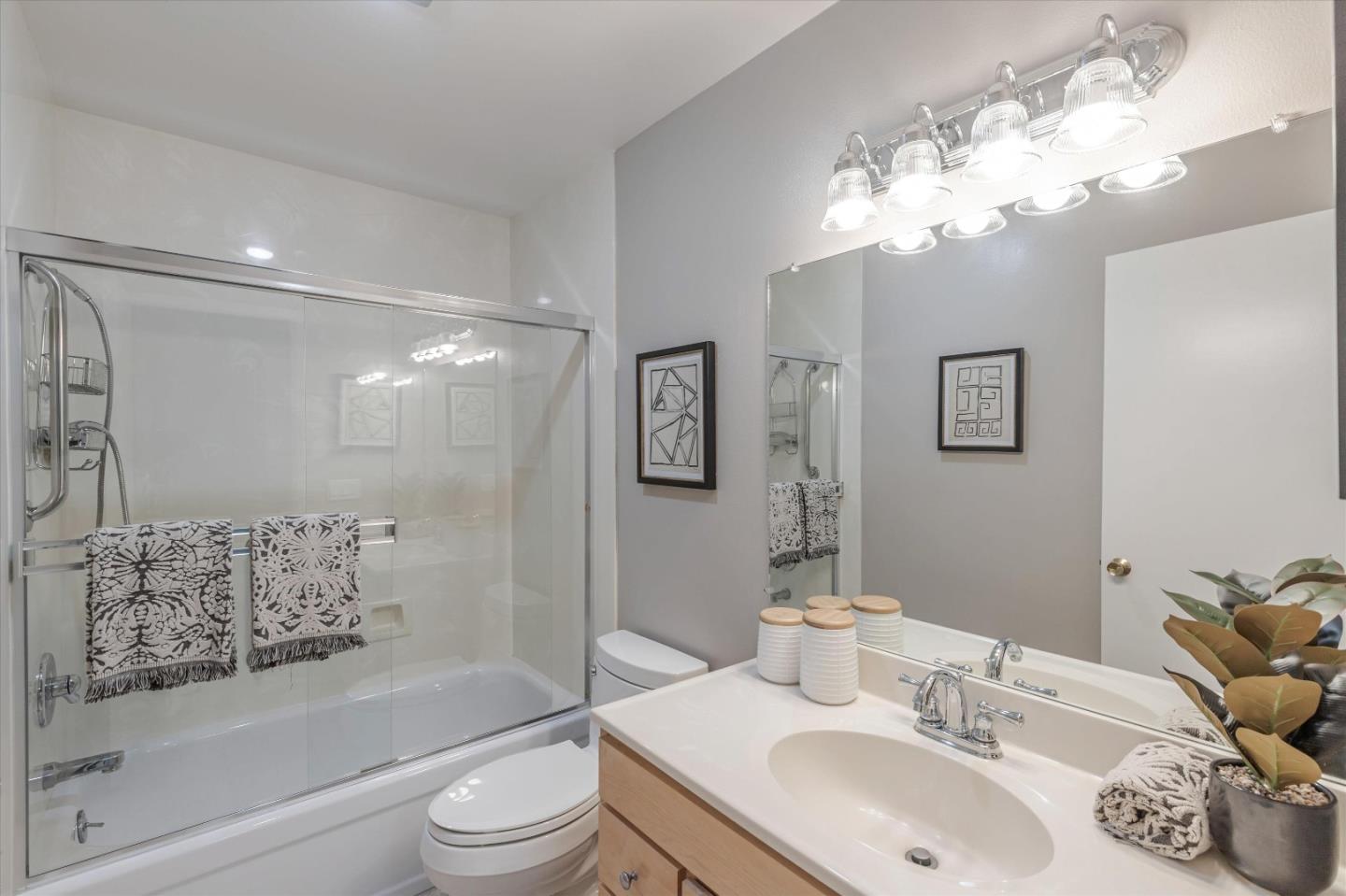 Detail Gallery Image 17 of 28 For 1458 Glenpine Dr, San Jose,  CA 95125 - 2 Beds | 2/1 Baths