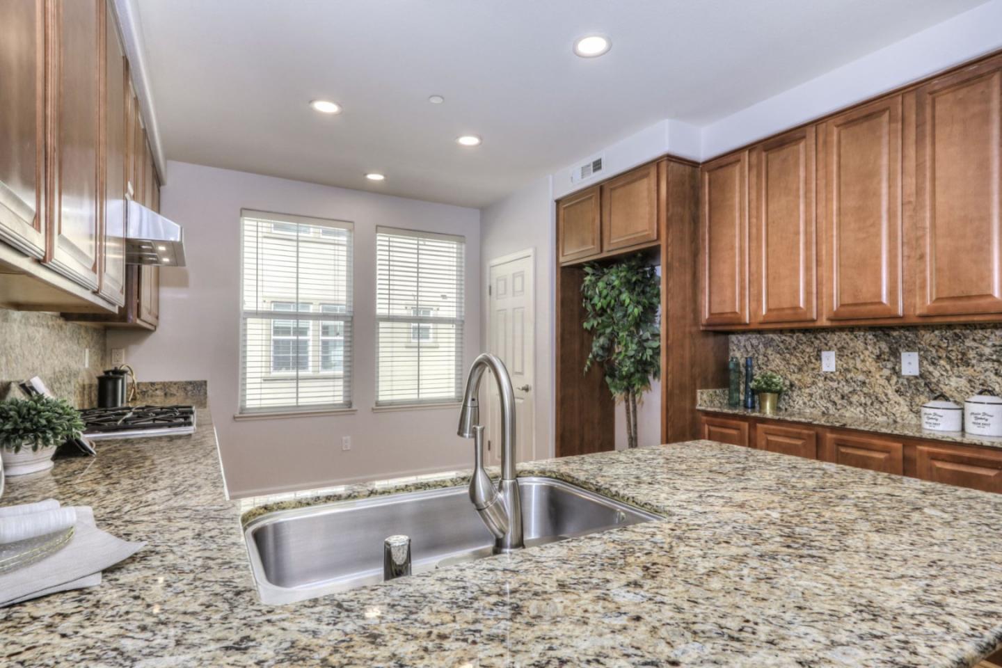 Detail Gallery Image 13 of 38 For 806 Mente Linda Loop, Milpitas,  CA 95035 - 2 Beds | 2 Baths