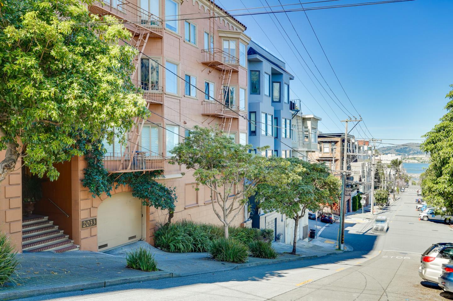 Detail Gallery Image 1 of 31 For 2033 Leavenworth St #D,  San Francisco,  CA 94133 - 2 Beds | 2 Baths