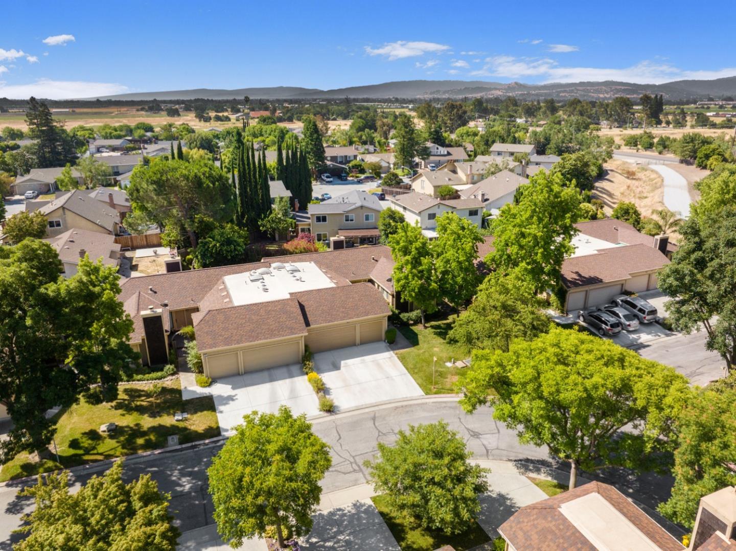 Detail Gallery Image 1 of 33 For 2153 Darnis Cir, Morgan Hill,  CA 95037 - 3 Beds | 2/1 Baths