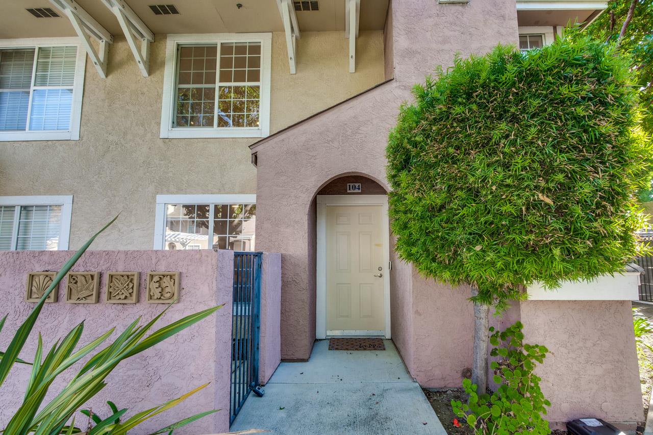 Detail Gallery Image 1 of 31 For 627 E El Camino Real #104,  Sunnyvale,  CA 94087 - 2 Beds | 2/1 Baths