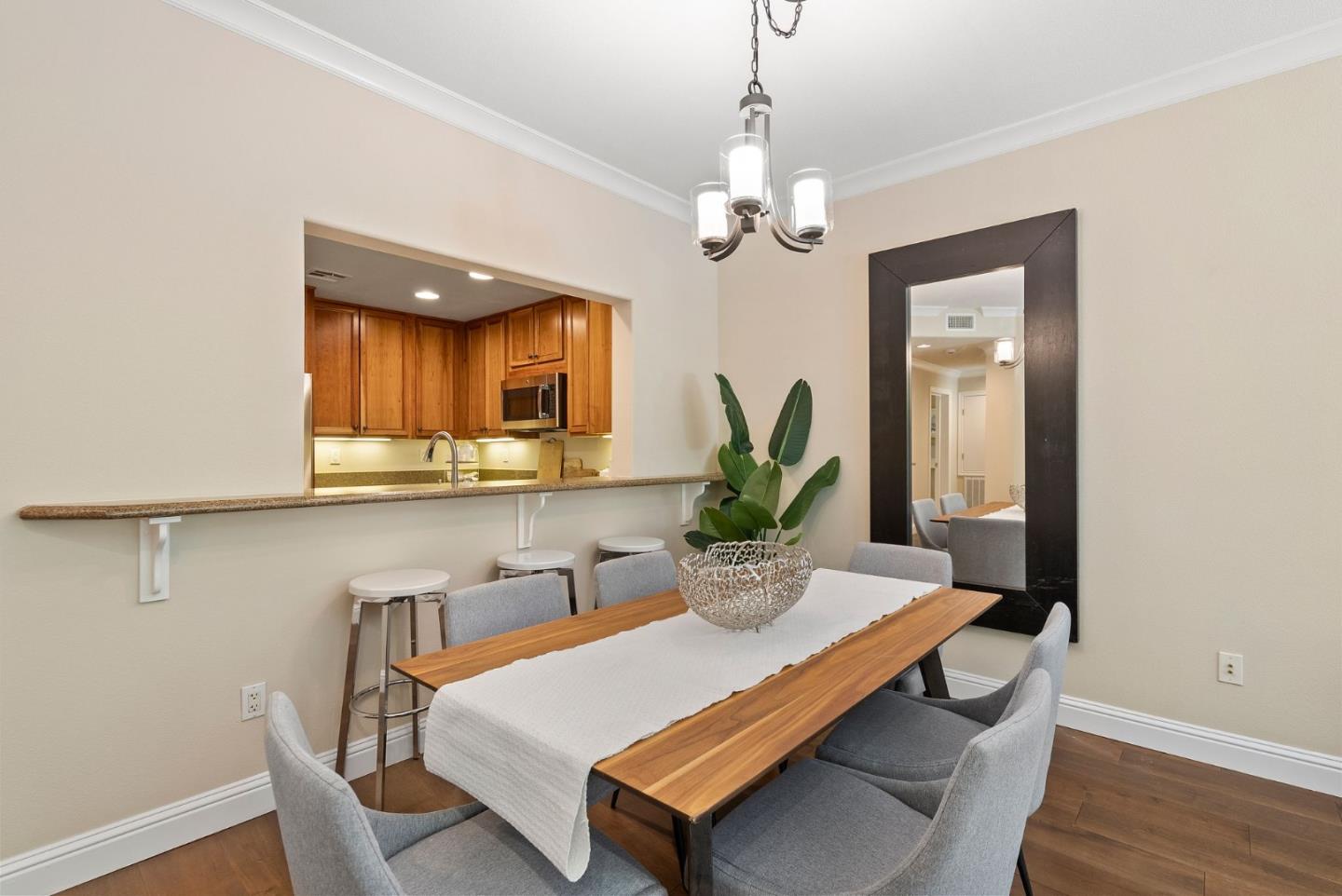 Detail Gallery Image 7 of 36 For 633 Elm St #104,  San Carlos,  CA 94070 - 2 Beds | 2 Baths