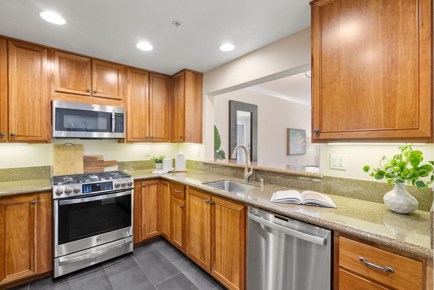 Detail Gallery Image 8 of 36 For 633 Elm St #104,  San Carlos,  CA 94070 - 2 Beds | 2 Baths