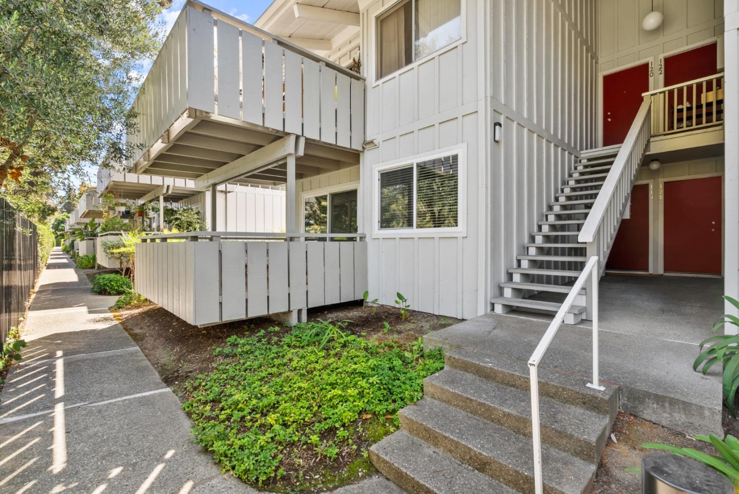 Detail Gallery Image 4 of 20 For 255 S Rengstorff Ave #119,  Mountain View,  CA 94040 - 2 Beds | 2 Baths