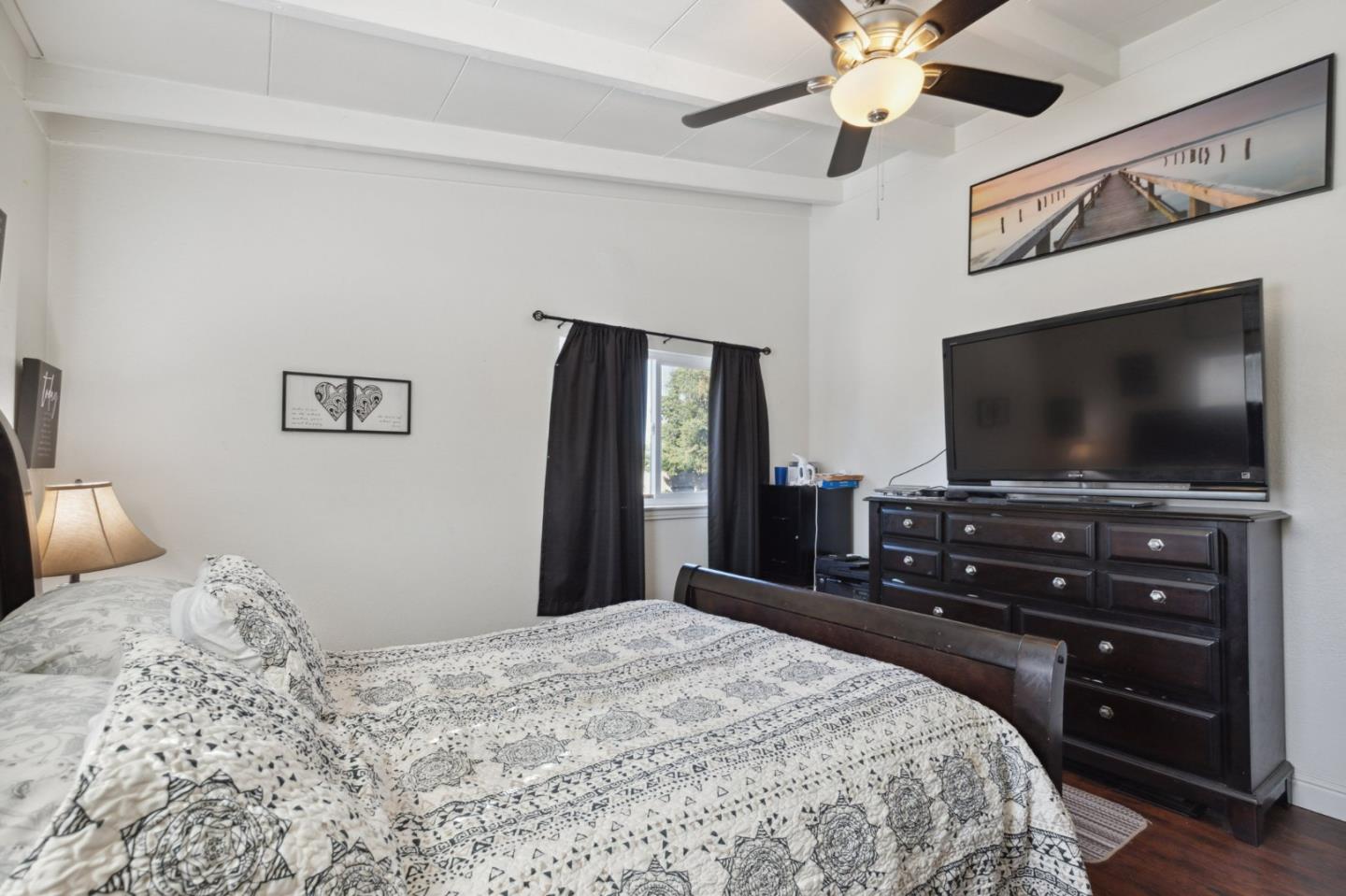 Detail Gallery Image 7 of 33 For 2118 E Sussex Way, Fresno,  CA 93726 - 2 Beds | 1 Baths