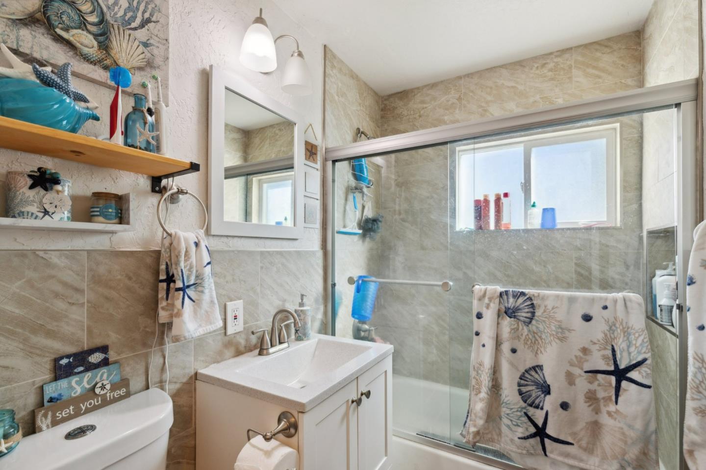 Detail Gallery Image 8 of 33 For 2118 E Sussex Way, Fresno,  CA 93726 - 2 Beds | 1 Baths