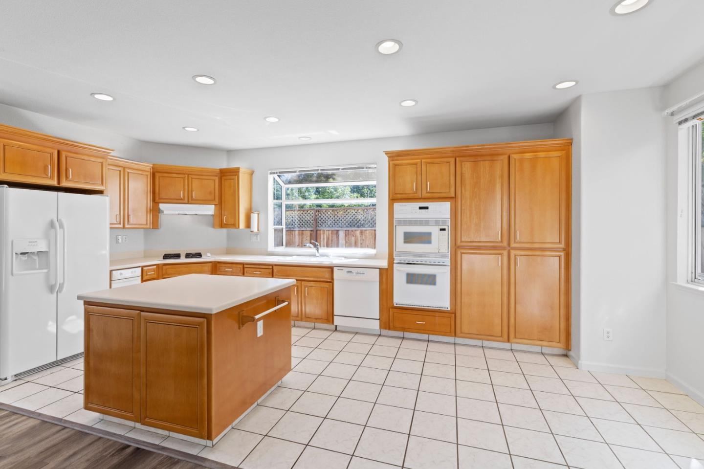 Detail Gallery Image 13 of 35 For 10884 via Sorrento, Cupertino,  CA 95014 - 4 Beds | 2/1 Baths