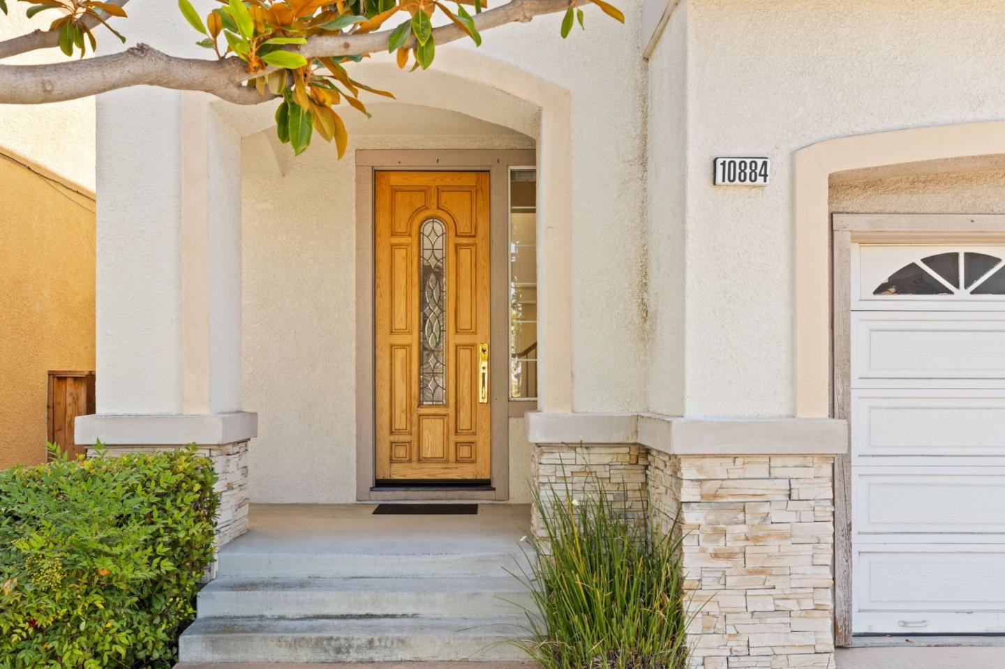 Detail Gallery Image 3 of 35 For 10884 via Sorrento, Cupertino,  CA 95014 - 4 Beds | 2/1 Baths