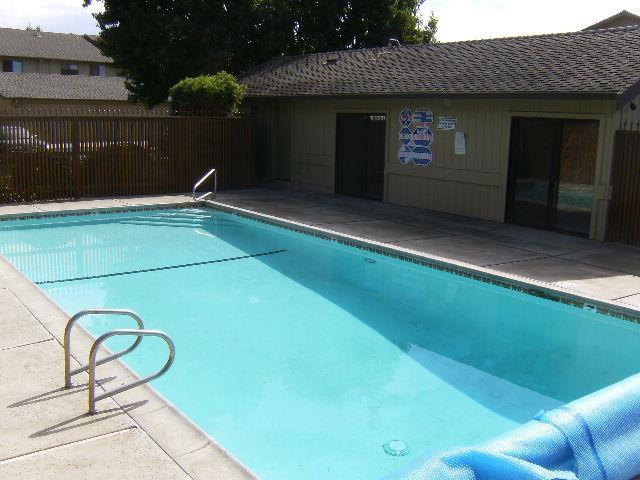 Detail Gallery Image 3 of 13 For 1848 Cherokee Dr #6,  Salinas,  CA 93906 - 2 Beds | 2 Baths