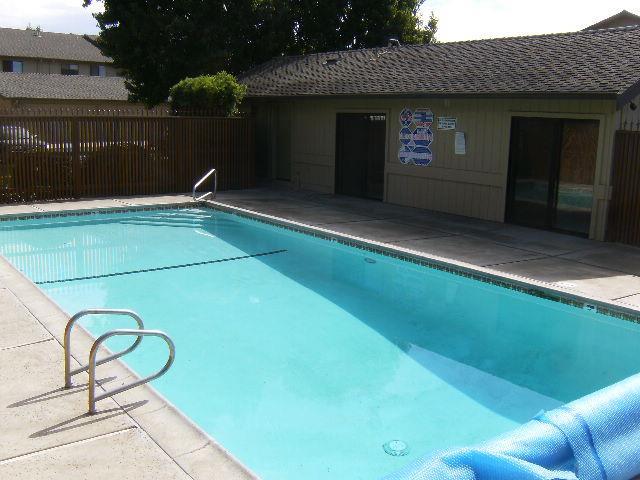 Detail Gallery Image 3 of 11 For 1848 Cherokee Dr #6,  Salinas,  CA 93906 - 2 Beds | 2 Baths