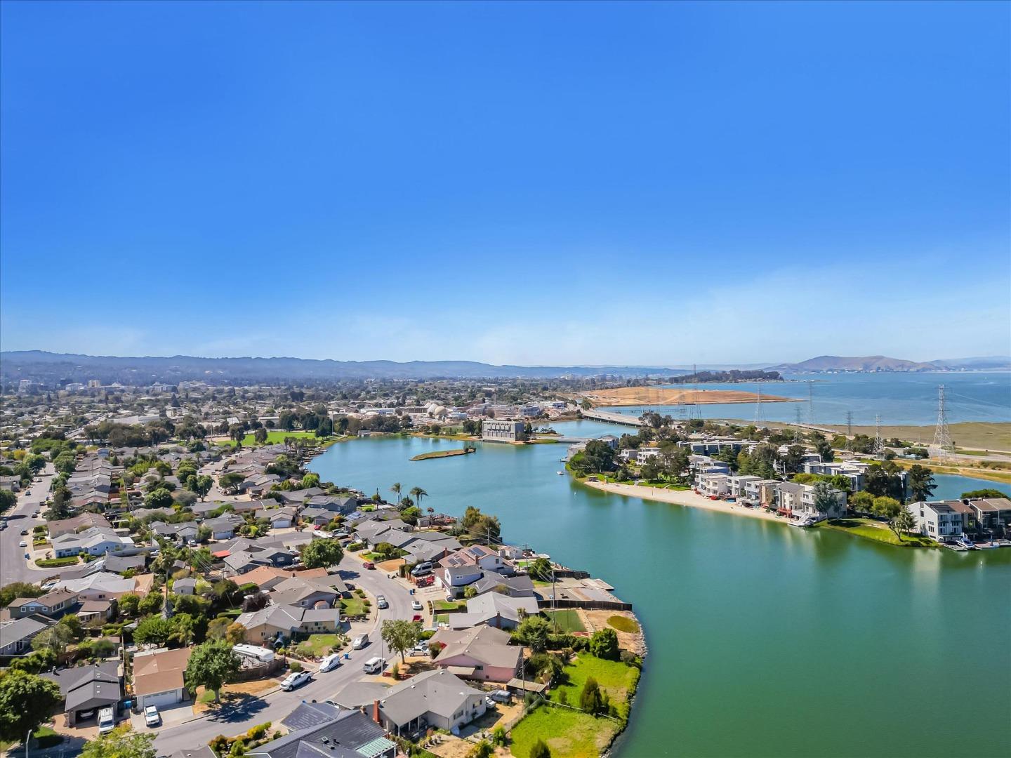 Detail Gallery Image 1 of 35 For 508 Fathom Dr, San Mateo,  CA 94404 - 1 Beds | 2 Baths