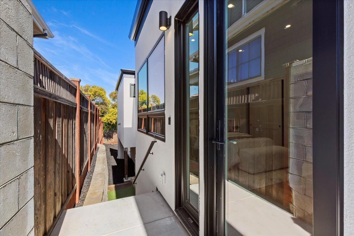 Detail Gallery Image 61 of 82 For 61 Hilltop Dr, San Carlos,  CA 94070 - 5 Beds | 4/2 Baths