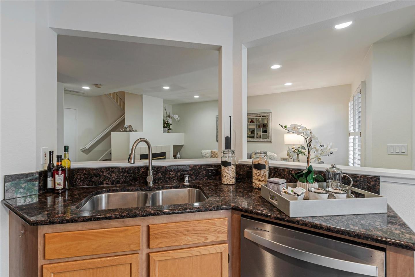 Detail Gallery Image 9 of 27 For 6220 Barb Werner Ln, San Jose,  CA 95119 - 2 Beds | 2/1 Baths