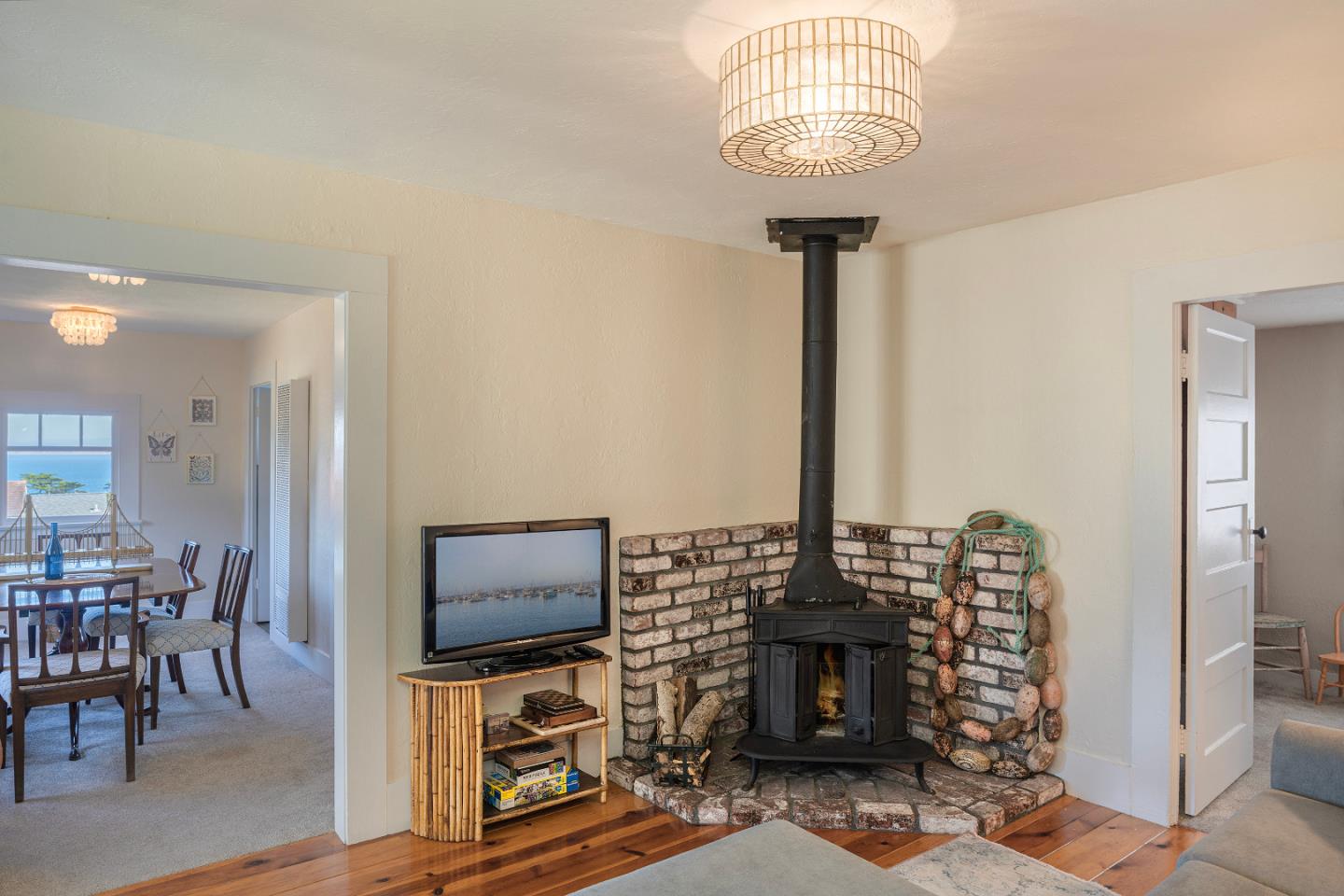 Detail Gallery Image 6 of 27 For 311 Eardley Ave, Pacific Grove,  CA 93950 - 2 Beds | 1 Baths