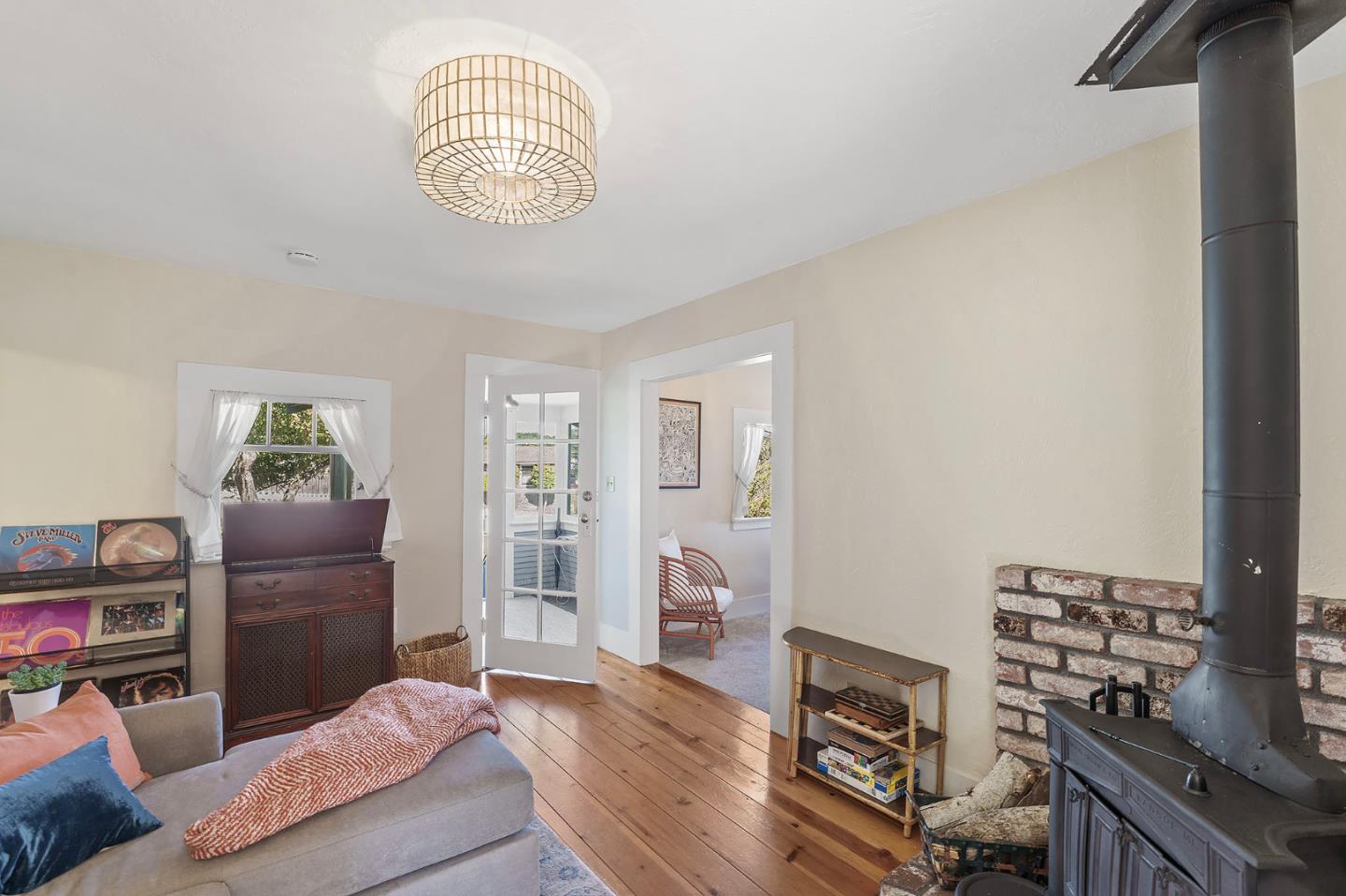 Detail Gallery Image 7 of 27 For 311 Eardley Ave, Pacific Grove,  CA 93950 - 2 Beds | 1 Baths