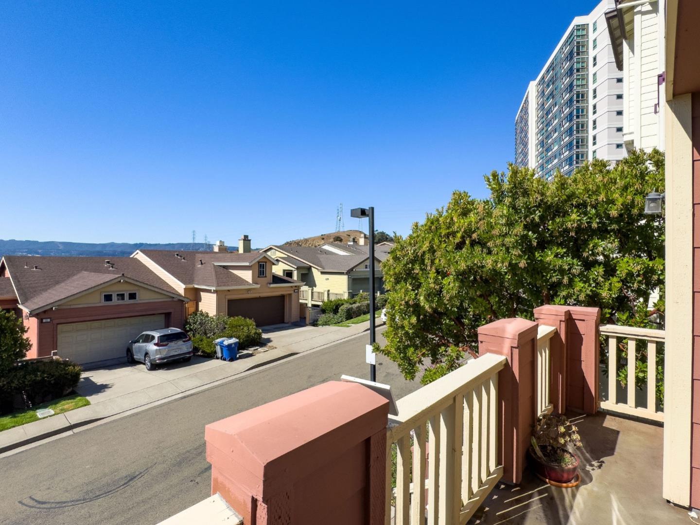 Detail Gallery Image 14 of 63 For 12 Pointe View Pl, South San Francisco,  CA 94080 - 3 Beds | 2/1 Baths