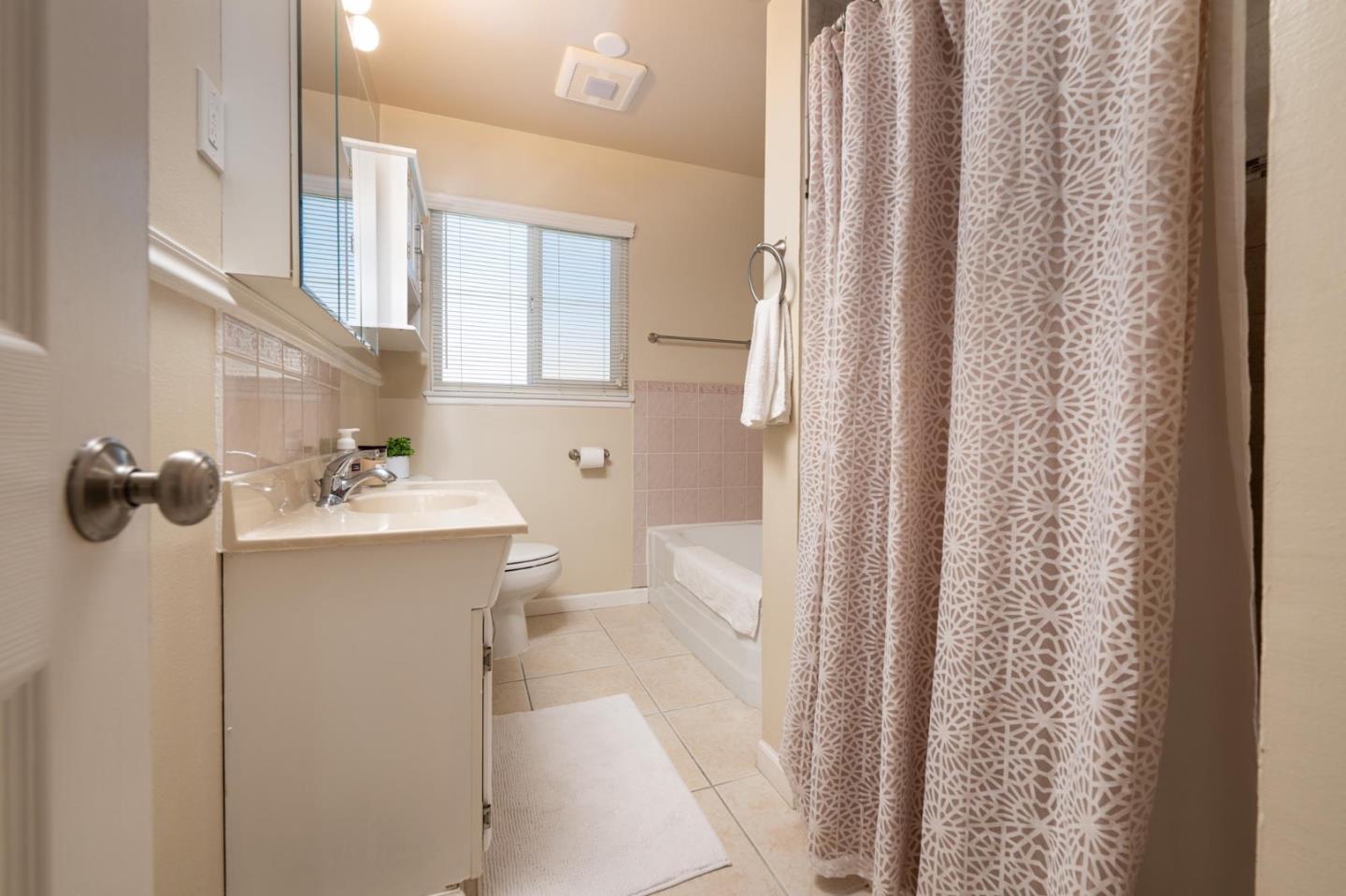 Detail Gallery Image 10 of 15 For 1561 Marina Ct a,  San Mateo,  CA 94403 - 2 Beds | 1 Baths