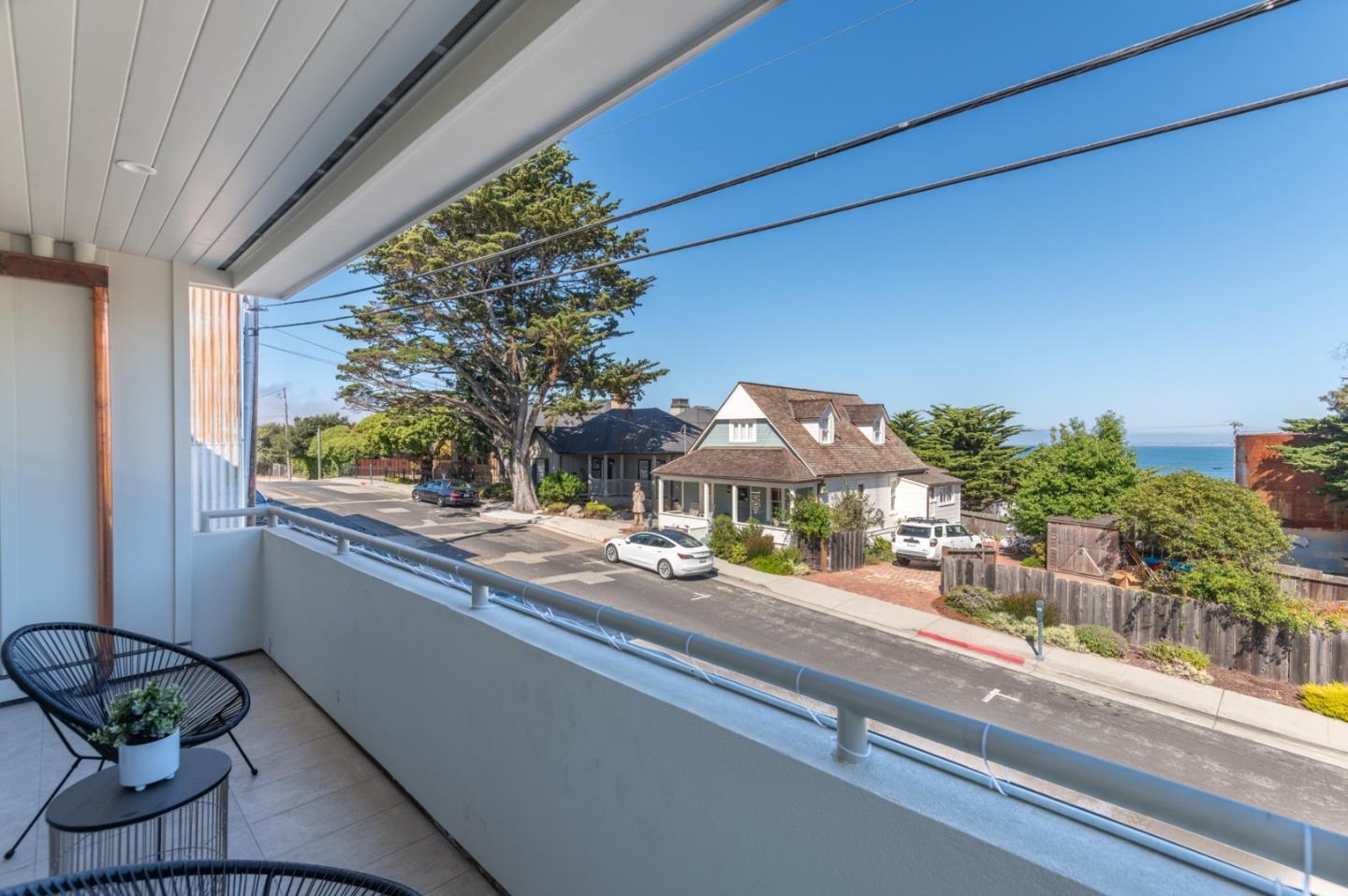 Detail Gallery Image 6 of 16 For 457 Wave St #1,  Monterey,  CA 93940 - 2 Beds | 1/1 Baths