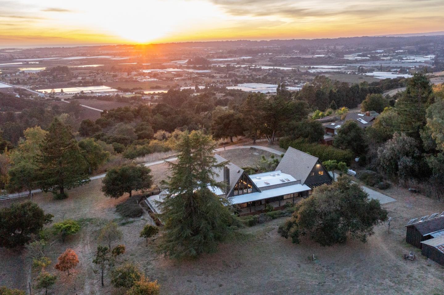 Detail Gallery Image 22 of 88 For 911 Fallowfield Ln, Watsonville,  CA 95076 - 5 Beds | 4/1 Baths