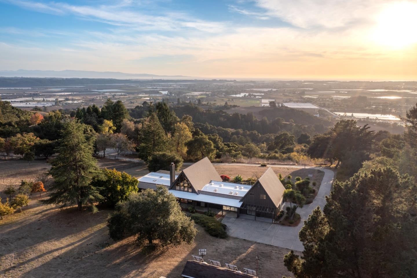 Detail Gallery Image 3 of 88 For 911 Fallowfield Ln, Watsonville,  CA 95076 - 5 Beds | 4/1 Baths