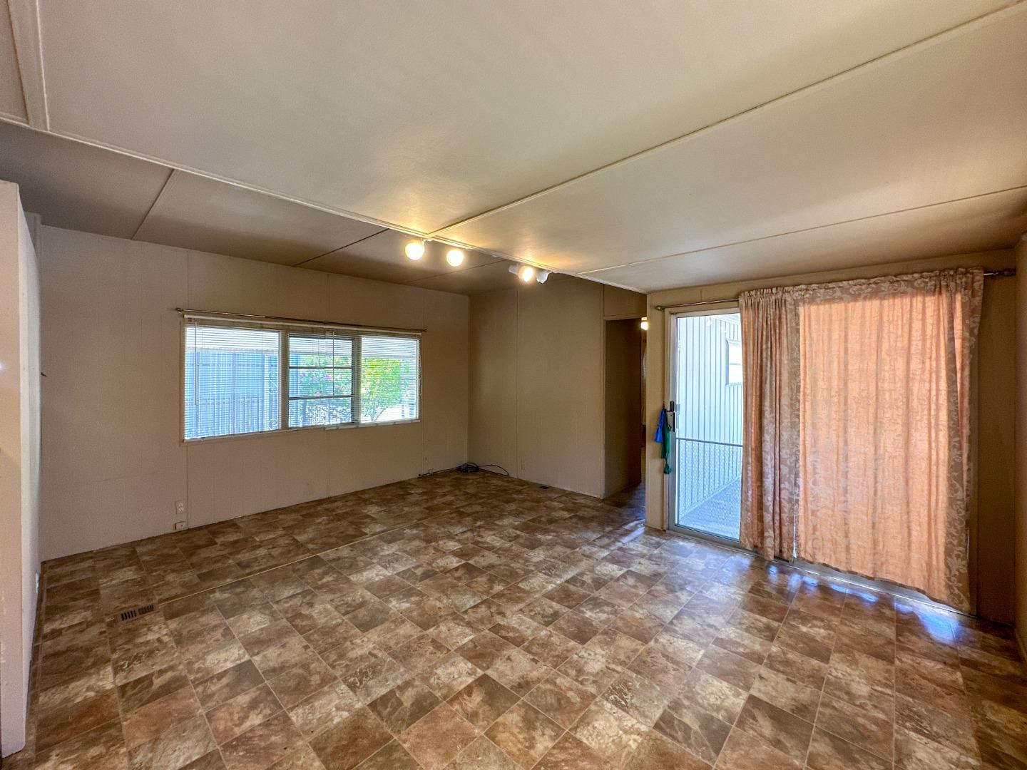 Detail Gallery Image 3 of 15 For 1515 N Milpitas Blvd #112,  Milpitas,  CA 95035 - 2 Beds | 1/1 Baths