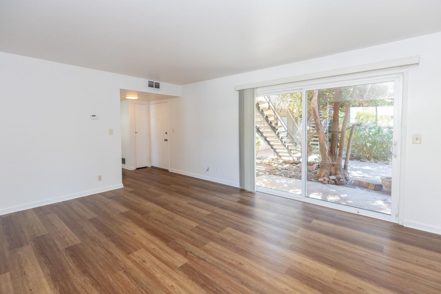 Detail Gallery Image 4 of 17 For 408 Studio Cir #1,  San Mateo,  CA 94401 - 1 Beds | 1 Baths