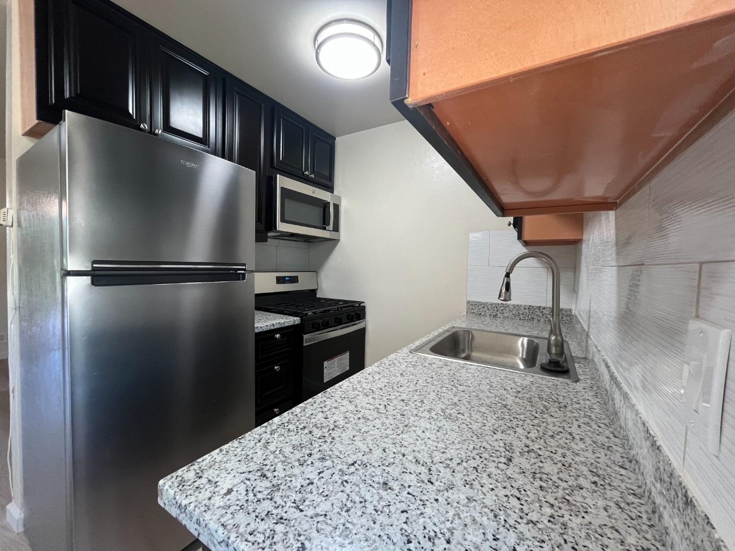 Detail Gallery Image 4 of 9 For 2345 Sutter Avenue #4,  Santa Clara,  CA 95050 - 1 Beds | 1 Baths